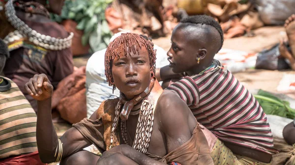 エチオピアのローカル村の市場でハーマル部族から正体不明の女性 — ストック写真