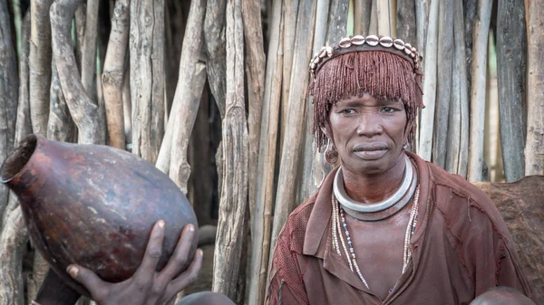 Onbekende vrouw uit de stam van Hamar in de Omo vallei van Ethiopië — Stockfoto