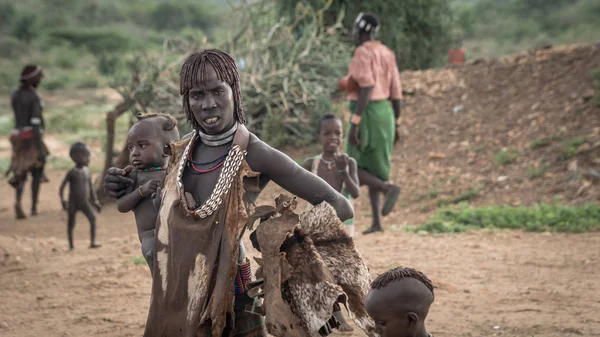 Mulher não identificada com seu bebê da tribo de Hamar no Vale do Omo, na Etiópia — Fotografia de Stock