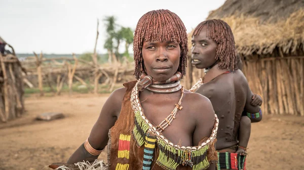 Onbekende vrouwen uit de stam van Hamar in de Omo vallei van Ethiopië — Stockfoto