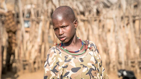 Onbekend meisje uit de stam van Hamar in de Omo vallei van Ethiopië — Stockfoto