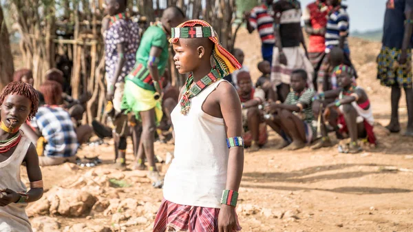 Onbekend meisje uit de stam van Hamar in de Omo vallei van Ethiopië — Stockfoto