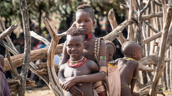 Onbekende jongens uit de stam van Hamar in de Omo vallei van Ethiopië — Stockfoto