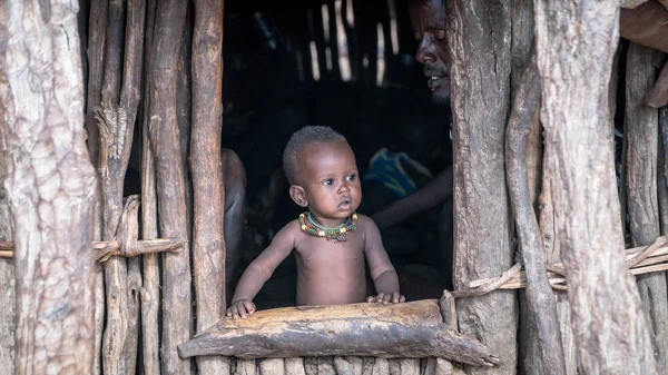 Niet-geïdentificeerde baby uit de stam van Hamar in de Omo vallei van Ethiopië — Stockfoto