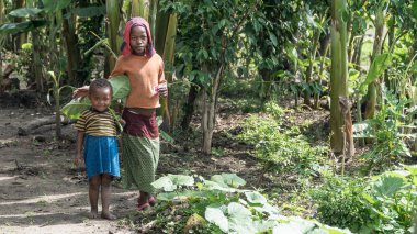 Kimliği belirsiz Etiyopya kız onların köyde yürümek
