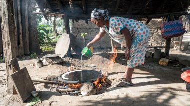 Ethiopean ekmek pişirme Ethiopean kadın Injera aradı