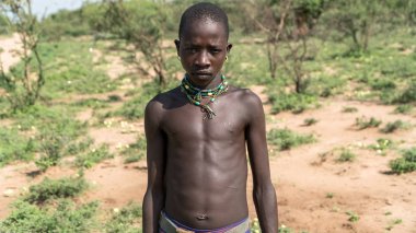 Kimliği belirsiz bir Etiyopya kabile çocuk portresi