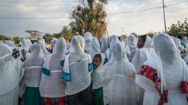 Kimliği belirsiz Etiyopya insanları Etiyopya'da Meskel festival kutluyor.