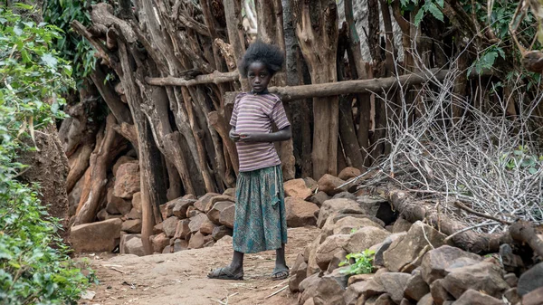 Chica etíope no identificada caminando en su pueblo — Foto de Stock