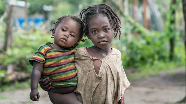 Niet-geïdentificeerde Ethiopische zus en broer in hun dorp — Stockfoto