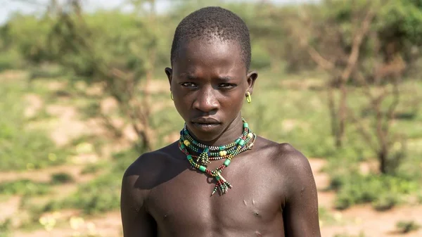 Portret van een niet-geïdentificeerde Ethiopische tribal jongen — Stockfoto