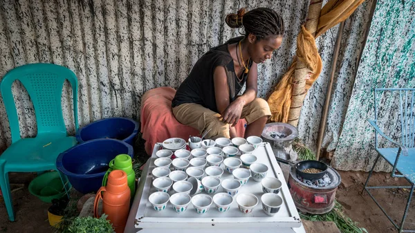 Unbekannte Äthiopierin kocht traditionellen Kaffee in einer Hütte — Stockfoto