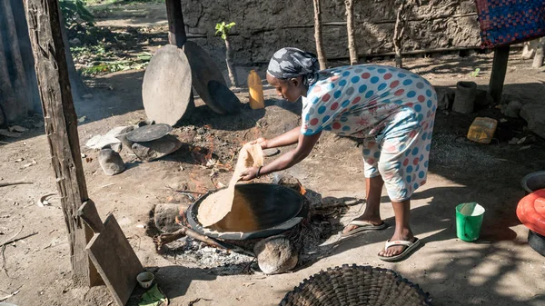 Ethiopean wanita memasak roti Ethiopean disebut injera Stok Foto