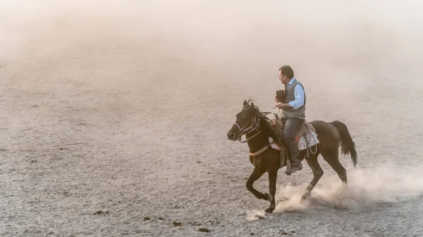 Homem não identificado montando um cavalo em pó — Fotografia de Stock