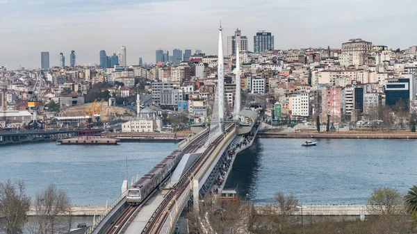 Πανοραμική θέα στον Κεράτιο κόλπο γέφυρα του μετρό στην πόλη Κωνσταντινούπολη, Τουρκία — Φωτογραφία Αρχείου