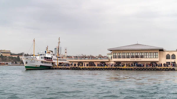 Παραδοσιακό Κωνσταντινούπολης επιβατηγό οχηματαγωγό πλοίο κοντά στην προβλήτα, Κωνσταντινούπολη — Φωτογραφία Αρχείου