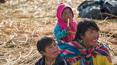 Titicaca gölü, Peru yüzen ada Isla Flotante, kimliği belirsiz kişi