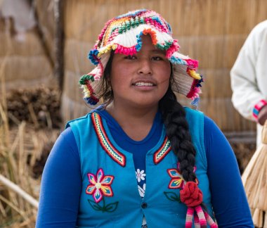 Titicaca gölü, Peru yüzen ada Isla Flotante, kimliği belirsiz bir kadın