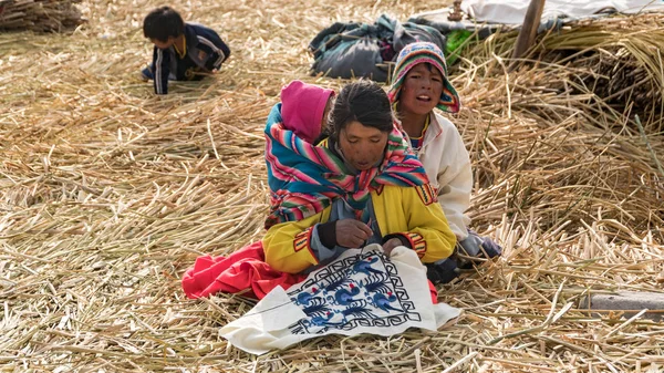 Uidentifiserte personer på den flytende øya Isla Flotante, Titicaca Lake, Peru – stockfoto