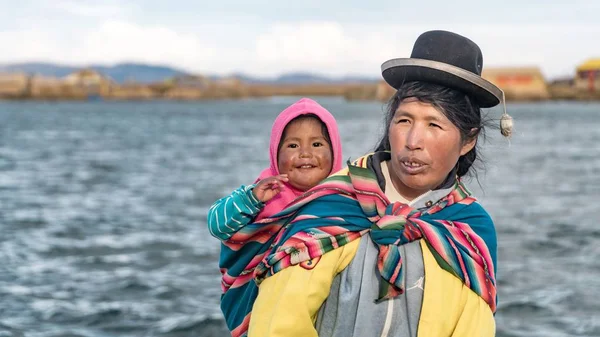 Mulher não identificada na ilha flutuante Isla Flotante, lago Titicaca, Peru — Fotografia de Stock
