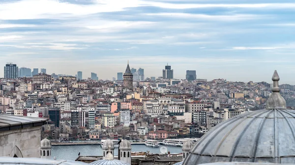 Boğaz'dan Süleymaniye Camii düşünce avlusu görünümünü kubbeler, Istanbul, Türkiye — Stok fotoğraf