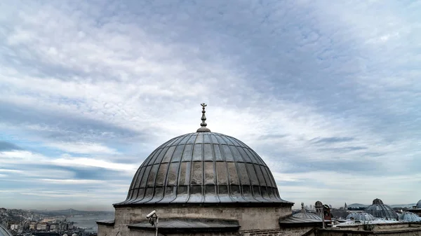 Una cupola dal cortile della Moschea Suleymaniye attraverso le cupole, Istanbul, Turchia — Foto Stock