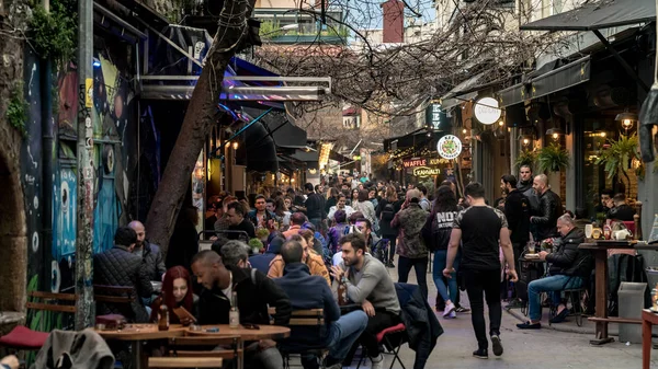 Karakoy es uno de los lugares más de moda en Estambul con modernos cafés y bares — Foto de Stock