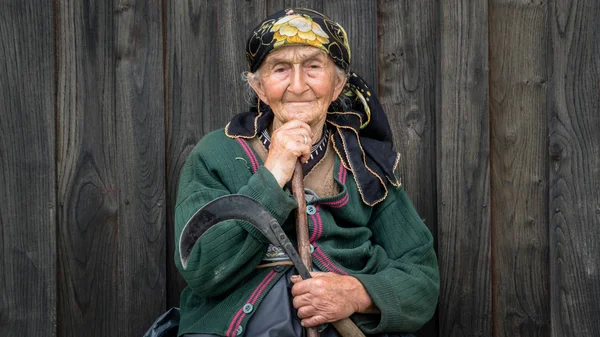 Retrato de uma mulher local não identificada da região de Blacksea Karadeniz com sua roupa tradicional, Rize, Turquia — Fotografia de Stock
