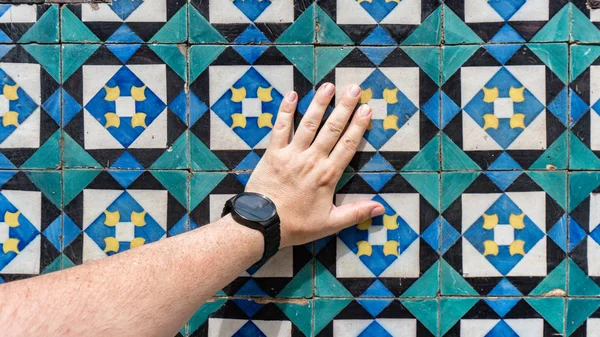 Ruka se dotýká dlaždice keramické modré vzory z Lisabon, Portugalsko — Stock fotografie