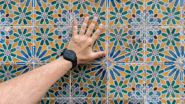 Ruka se dotýká dlaždice keramické modré vzory z Lisabon, Portugalsko — Stock fotografie
