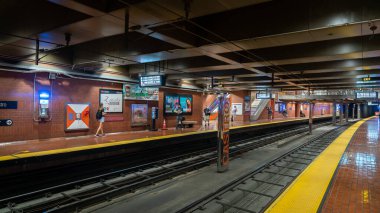 İnsanlar San Francisco 'daki Muni Castro istasyonunda yürüyor.