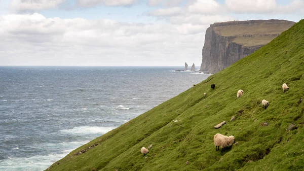 Risin e Kellingin rochas no mar como visto da baía de Tjornuvik em Streymoy nas Ilhas Faroé, Dinamarca, Europa — Fotografia de Stock