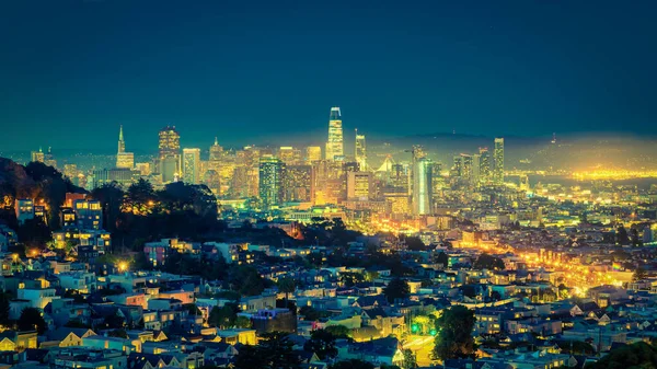A paisagem urbana de São Francisco após o pôr do sol e a hora azul, Califórnia, EUA — Fotografia de Stock