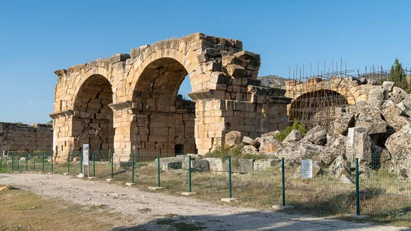 Ruínas da antiga cidade de Hierápolis em Pamukkale, Denizli, Turquia — Fotografia de Stock