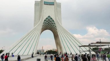 Tahran, İran - Nisan 2019: Azadi Meydanı 'nda Azadi Kulesi ile İran' ın başkenti Tahran 'da yürüyen insanlar
