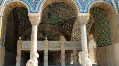 Tahran, İran - Mayıs 2019: Bir Unesco dünya mirası sahası olan Golestan sarayının renkli mozaik tablosu ve fayansları