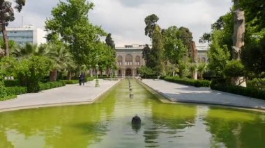Tahran, İran - Mayıs 2019: Bir Unesco dünya mirası sahası olan Tahran 'daki Golestan Sarayı' nı ziyaret eden turistler