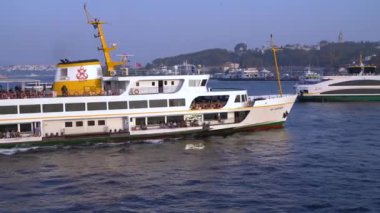 İstanbul, Türkiye - Ekim 2019: Eminonu iskelesine yaklaşan İstanbul yolcu feribotu
