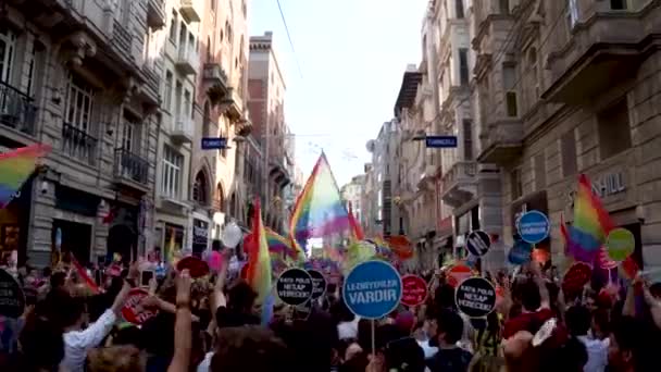 Estambul Turquía Junio 2013 Gente Plaza Taksim Desfila Por Orgullo — Vídeo de stock