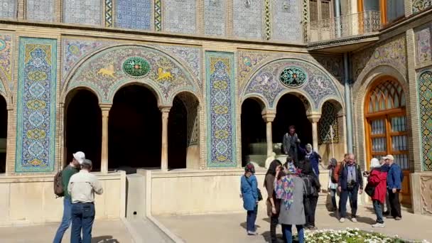 Τεχεράνη Ιράν Μάιος 2019 Τουρίστες Επισκέπτονται Παλάτι Golestan Τεχεράνη Μνημείο — Αρχείο Βίντεο