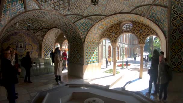 イラン テヘラン 2019年5月 ユネスコの世界遺産であるテヘランのゴレスタン宮殿を訪れる観光客 — ストック動画