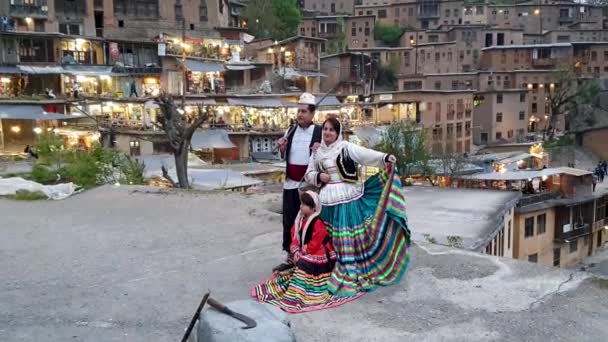 Masuleh Iran Mai 2019 Couple Vêtu Vêtements Traditionnels Dans Village — Video