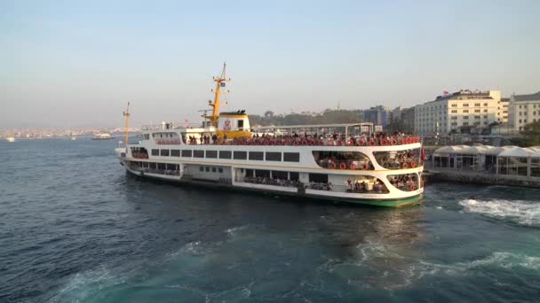 土耳其伊斯坦布尔 2019年10月 伊斯坦布尔客轮满载从埃米诺努码头出发的通勤者 — 图库视频影像