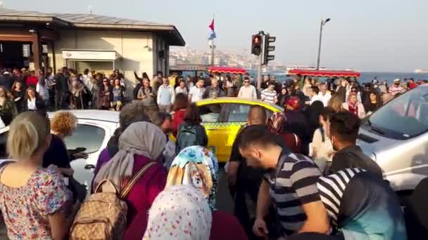 Istanbul Туреччина Жовтень 2019 Натовп Людей Ходять Площі Емінону Стамбул — стокове відео