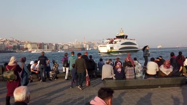 Istanbul Turquía Octubre 2019 Estambul Ferry Pasajeros Acercándose Muelle Eminonu — Vídeos de Stock