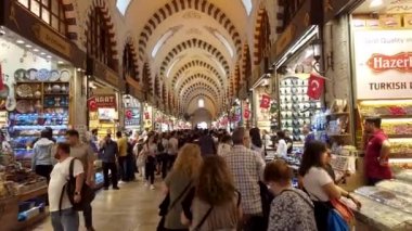 İstanbul, Türkiye - Ekim 2019: Eski İstanbul kenti Eminonu 'nun Mısır Baharat Pazarı' ndaki dükkanlar ve kalabalıklar