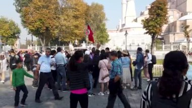 Türkiye - Ekim 2019: Sultanahmet 'teki Ayasofya Ayasofya Müzesi' ne girmek için kuyrukta bekleyen turistler