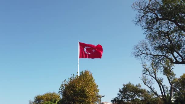 Turecko Vlajky Mává Zpomaleně Modrým Pozadím Sky — Stock video