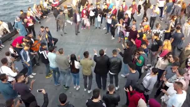 Istascar Turchia Ottobre 2019 Gente Cammina Mentre Alcuni Ballano Piazza — Video Stock