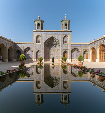 Shiraz 'daki Nasir al-Mulk Camii' nin avlusu ve havuzu.